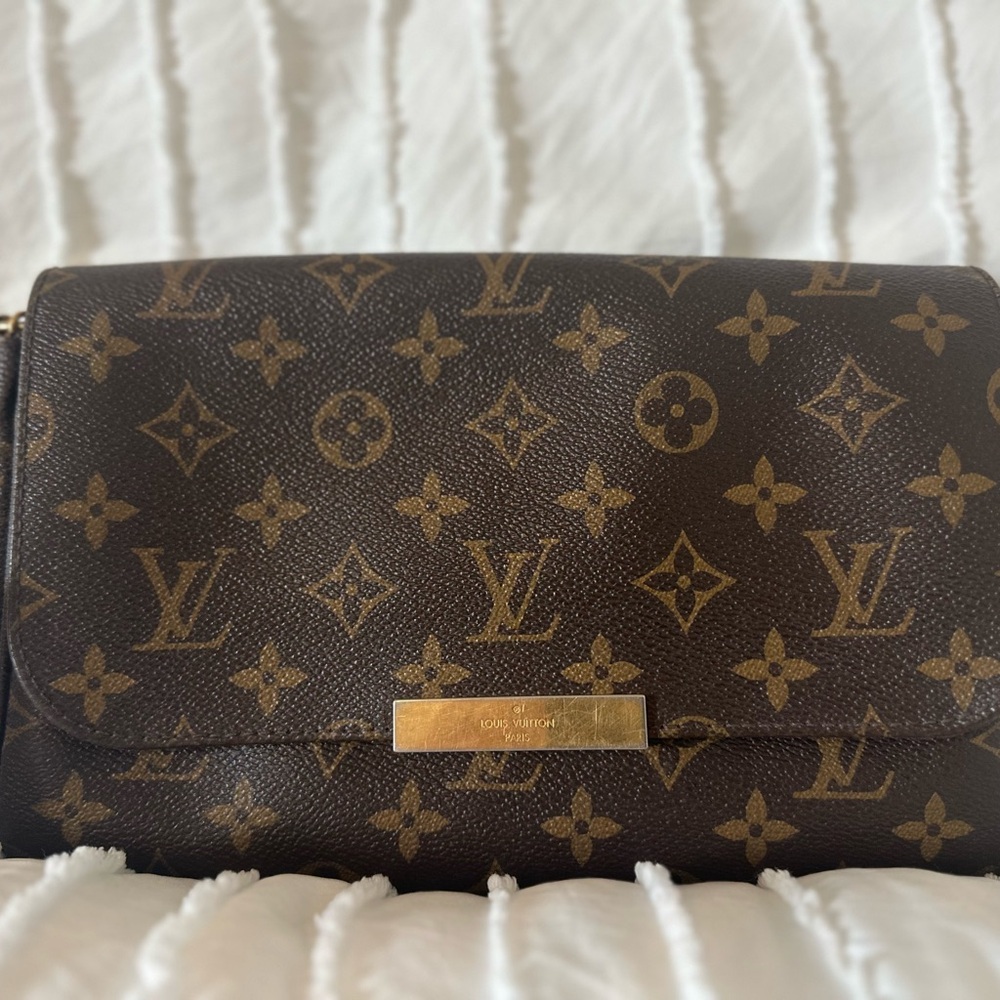 Authentic Louis Vuitton Favorite MM in Monogram